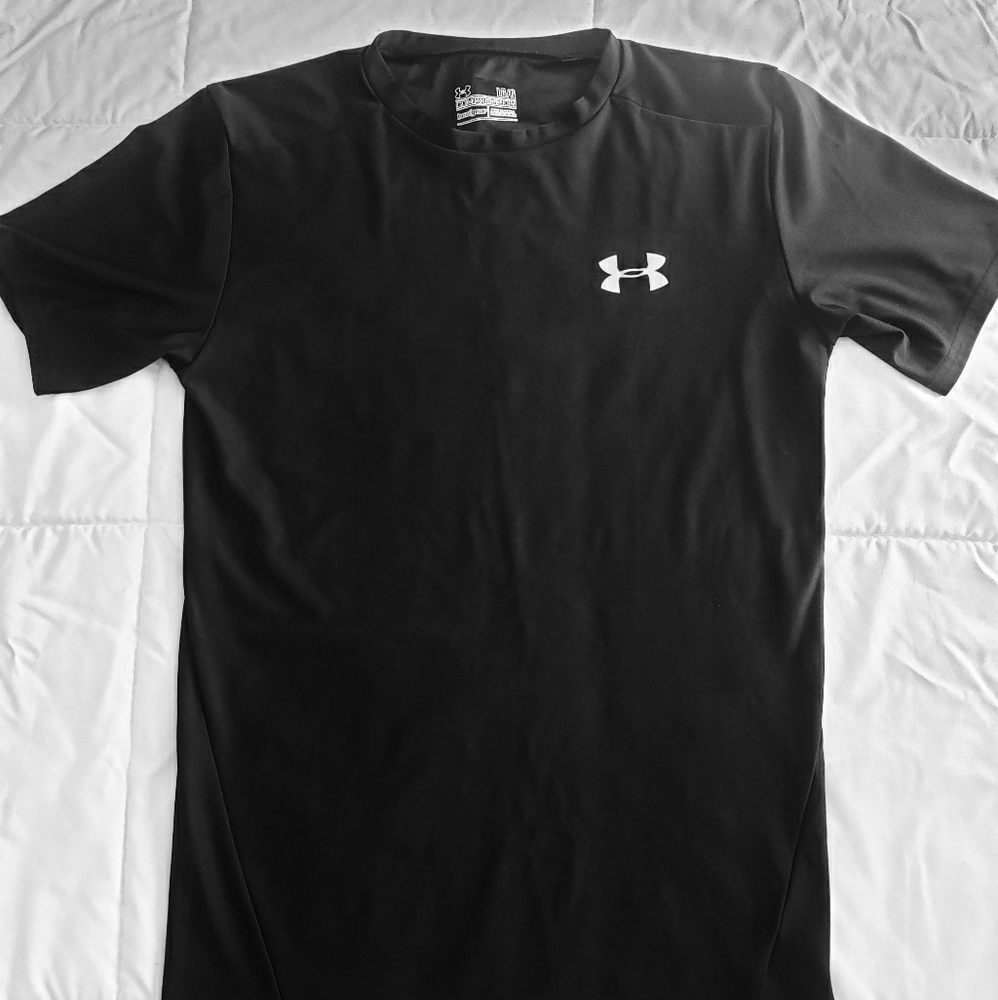 Youth Under Armour black tshirt sz. L